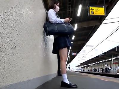 【盗撮】満員電車で狙われた小柄で可愛い美少女さん‼挟み撃ちされながらマ●コいじられて嫌でも感じまくる姿が超エッチィｗｗ