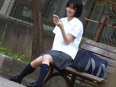 【女子校生×痴漢】電車内で痴漢師に狙われためっかわ女子校生さん‼イラマからの膣奥バッコバコガン突きで膣内射精されたったｗｗｗ