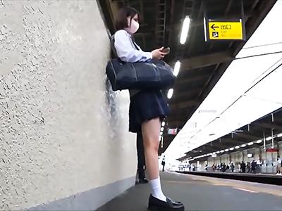 〖盗撮×痴漢〗バチクソ可愛い女子校生さん!!満員電車の中で痴漢師に狙われ子宮奥までバッコバコｗｗｗ