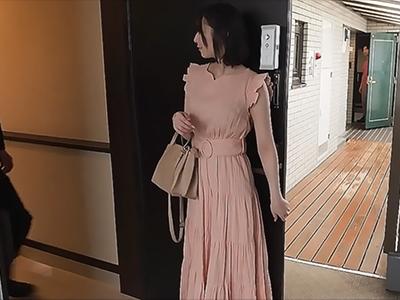 【NTR×隣人】同棲初日からクレーム受けた夫婦さん!!隣人に美人妻寝取られてしまい他人棒で感じまくる姿がクッソ抜けるｗｗｗ