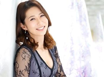 《人妻AVデビュー作品》めちゃ綺麗で色気も恥じらいもある美人奥様は巨根チンポ大好き挿入したら別人なほど淫乱痙攣絶頂アクメ