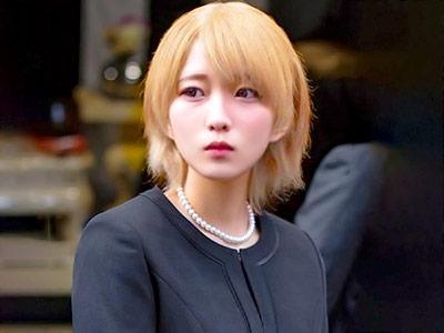 《人妻凌辱レイプ》ロリちっぱいの金髪喪服人妻が恩師の法事で泥酔して同級生男子に昏睡強姦される輪姦乱交セックス中出し輪姦