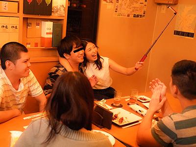 【人気AV女優×セフレ】「みんなに見られちゃうかもぉ♥」どんな場所でもお構いなしにこっそりセックスがガチヤバｗｗｗ