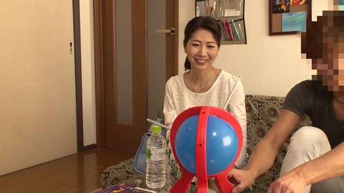 「こう見えても50歳のおばさんよ・・・」　そんなおばさん相手に大勃起して大興奮する清楚な熟女に突撃ピストン