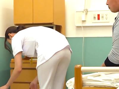 【オバサン×痴女】看護師さんは白パンツから下着を透けさせている！長い入院生活、そんな透けパンでも余裕で勃起！www