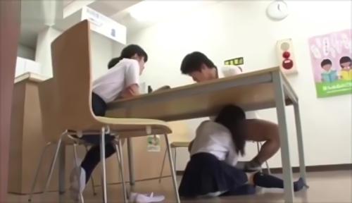 『パイパン』上と下で繰り広げられる緊張感溢れる三角関係！席を外している間に、親友がテーブルの下に忍び込んでフェラチオをしてくる・。絶対にバレて！
