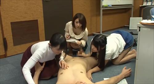 『手コキ』そのアシスタントも処女ばかり、なので姉の仕事場のマンションに呼び出された弟の俺の体を参考資料に、「実際な勃起チンポを描く為に必要な！