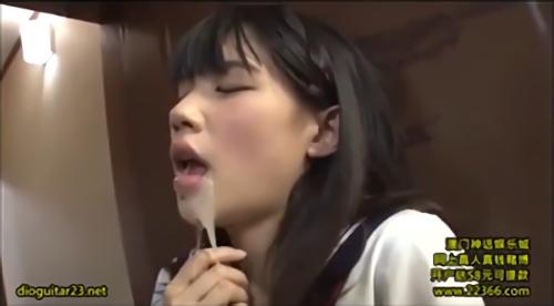 『ベロチュー』男は勃起させたチ○ポにビヤクを塗ると少女に近づき無理やり口を抉じ開け即イラマ。喉奥から効き始めたビヤクで感度は上がり狂いだす少女。！