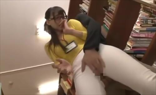 『巨乳』混迷する司書を捕まえ強〇素股、センシブルに感じてしまい思わず失禁、更にピタパンの股間部分を切り抜いてお尻丸出し、更にズボン没収で熱！