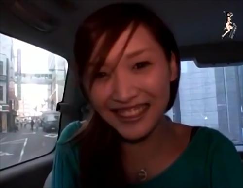 『美尻』大石もえは、視線を感じると緊張するという超感覚派女子、ビルの屋上での野外フェラ、お尻を丸く切り抜いたジーンズで街歩き、屋上駐車場で！