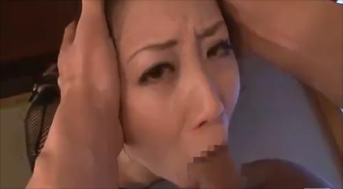 『ぶっかけ』ガマンできないゆうは男達を連れ込み調教遊びを強要させるのでした。形見である責め具で何度も激しくイキまくり大量の潮を噴出。夫とのアク！