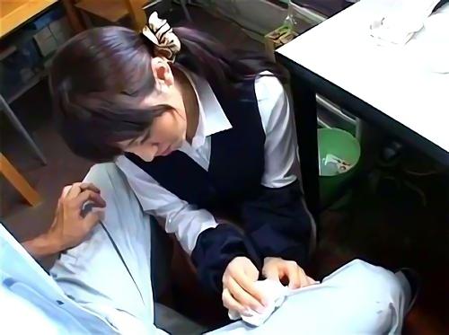 『巨根』父親はその巨乳に下半身がリアクションしてしまい、巨乳を揉みしだきアナルを責め、さらに勤務中の嫁のアナルにリモバイ挿入、そして弟がい！
