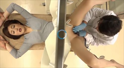 『産婦人科』エロい体つきのさゆきに目をつけた整体師は。テレビの収録中にもかかわらずカメラに写らない角度での巧みなセクハラマッサージにただ耐える！