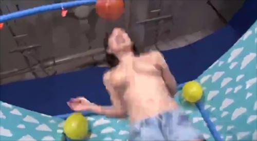 『爆乳』乳首ポロリのひと時は遅いモーションでしっかり見せます、必死な表情とポロリ後の恥ずかしそうな表情のギャップが情欲的い、トランポリン騎！
