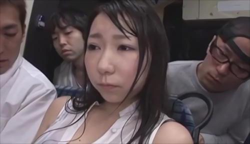 『痴漢』ずぶ濡れの女は情欲的い。しかも服がだらしない状態だと目が釘付けになり、巨乳だと・・。ゲリラ豪雨の中、巨乳の女の子がバスに乗ると、ず！
