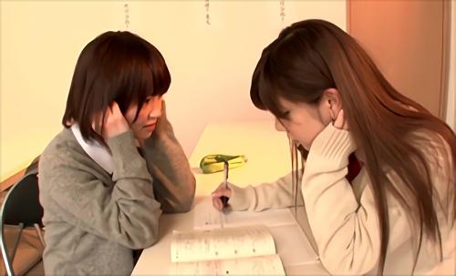 『美女』同じ塾に通うミコとヒカリ。授業が終わり、いつものように一緒に勉強していると、美子が「キスしてみる？と言い出し、2人はキスをする。そ！