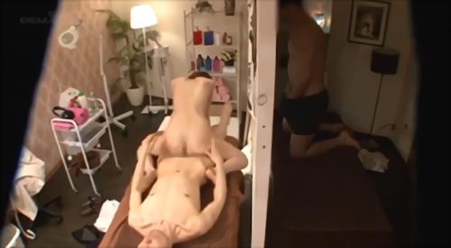 『めちゃシコ』マッサージ師の卑猥な手つきにカラダをよじらせ。何度も絶頂を迎える妻。ついには快楽に身を任せマッサージ師のち○ぽを求めてしまう…。生！