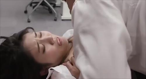 『人妻』反対に夫の悟史は成績が悪く部長の小沢から蔑まれていた、そんな時、計画を立ち上げる事になった小沢はここぞとばかりにナオを補佐にノミネ！