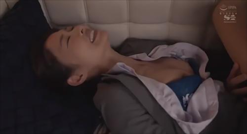 『寝バック』「部屋一つしか空いてなかったんですよ、（笑）」「夏目チーフって美人ですよね…前からヤッてみたかったんですよ（笑）」ぶっちぎりの絶倫！