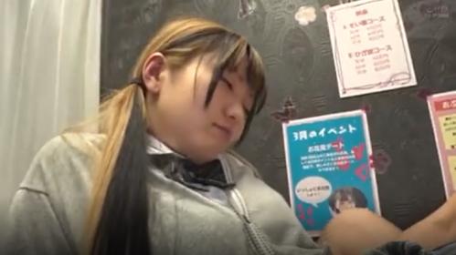 裏オプなしのJ○リフレ店で柔らかいパンティ越しにおちんちんつんつん。1cm，3cm…気づけば亀頭丸ごと挿入！～「おっきなおちんちん挿れたい…けど言えないから…」女子からの誘惑？こっちから発情させる？「てかこれってもう入っちゃってる？」～