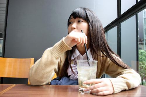 今から秋葉原/154cm/46kg/えん/黒髪/S●Eの元センターに似てるって言われます/制服オプ有/NGアナル/パイパン/Bカップチィパイでもよければ