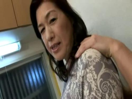 熟れまくったダラシのない体を息子に触れられ感じまくっちゃう五十路熟女！