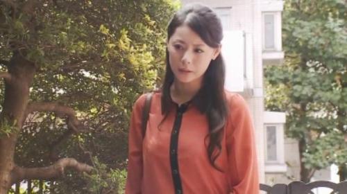 『この家前まで俺の家だったんだ』という怪しい親父に半ば強引に犯され激ハメされてしまう美人妻！