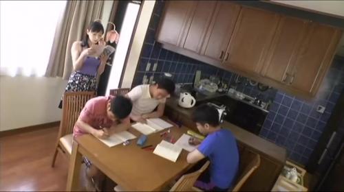 欲求不満で淫乱な熟女たちが若い男たちとのハードファックで性欲を爆発させる！