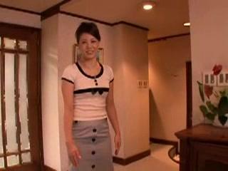 ヤリたい盛りの息子の友達たちに犯されるが、それほど抵抗せずにおチンポに食い付く淫乱熟女！