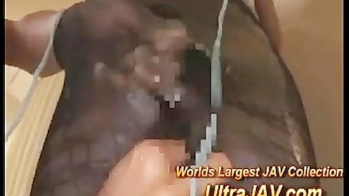ギャグボール咥えさせられ二人の男に両側から責められると上の口からも下の口からも濃厚な蜜が垂れてくる卑猥熟女！