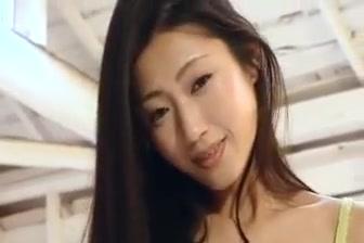 【壇蜜】ノーパンにストッキングだけ履いた熟女・壇蜜がパンスト脱がされパイパンあらわにされるエロ動画！