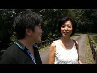 息子と二人きりの温泉旅行で宿に着くなり激しく交わりその後もセックス三昧の淫乱お母さん！
