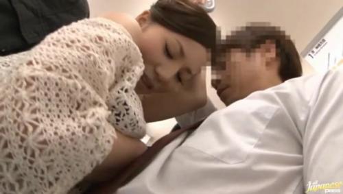電車の中で興奮する声を押し殺しながら男に痴漢ハメされ濡れまくっちゃう熟女！