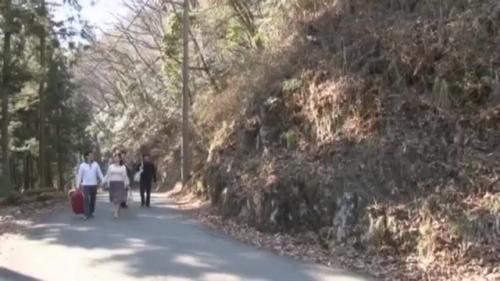 家族旅行で温泉にきたが淫乱な母親は家族みんなとセックスし放題でアヘアヘ！