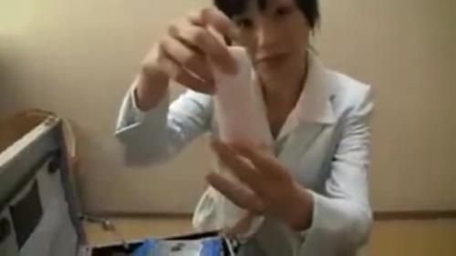 オナホール販売熟女が男性相手に隠語を浴びせながら商品実演紹介！