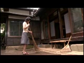 【熟女近親相姦】開放的な縁側でおもむろにオナニーをはじめる淫乱美熟女！