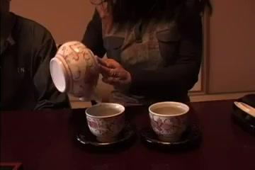 巨乳の五十路熟女が溺愛する息子の勃起チンポをタマらずおしゃぶり・生ハメして快感に喘ぐ！