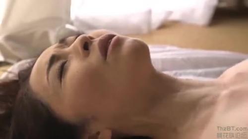 可愛い声でヨガるスタイル抜群の美熟女が息子チンポで絶頂へ！