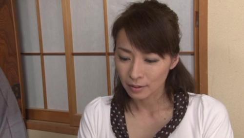 【矢部寿恵】小っちゃいお口で太チンを頬張りおマンコに入れると思わず『気持ちいぃ～』と喘ぐ美熟女！