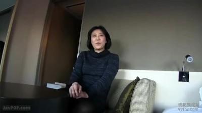 手首を拘束されたままバイブやチンポで突かれまくりヨガりまくる淫乱熟女！