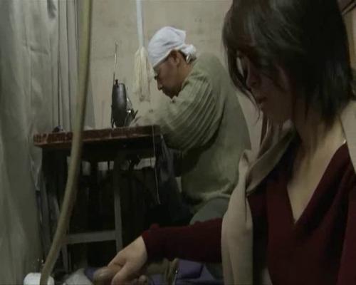 【ヘンリー塚本】旦那のチンポだけでは満足できずすぐ向かいの男を呼び寄せ激ファックする人妻！