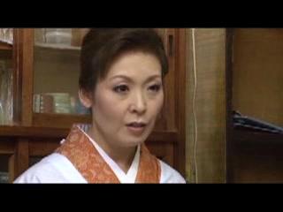 割烹着が似合う熟女女将が酔って寝ちゃった男性客のチンポをパクリ！