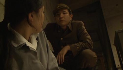 『この淫乱女め！』と罵られながら小屋のような場所で兵隊達にレイプされる熟女！