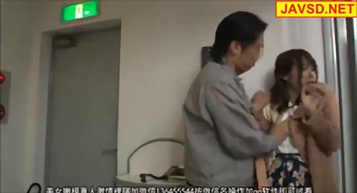 『母娘』必死に反発するも二人は引き離され一枚のガラス扉によって完全に隔離されてしまう、娘のセンシブルなバストは弄ばれ、母親の巨乳はイヤらし！