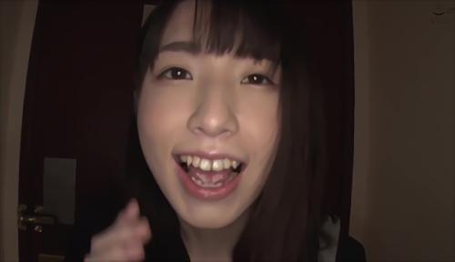 『フェラチオ』耳元で囁かれ、淫語で股間をイカされる、興奮が止まらない彼女はエントランスで勃起!入口で犯される、目の前でおしっこをさせられる、全身！