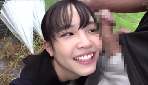 『中出し』ララは、持ち上げたら壊れそうなかわいい女の子だ。体を露出することに興味津々で、男を上目遣いで誘惑する。好きな体位を聞かれると「駅弁！