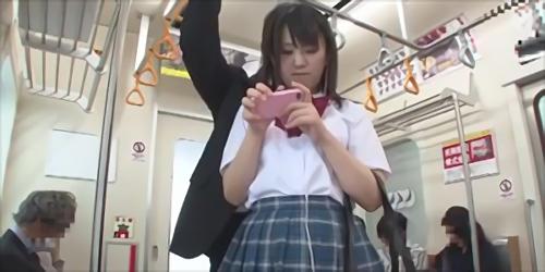 『痴漢』携帯電話に熱中しすぎてファックに全く気付かない女子校生をバックで激しく突きまくり、時間が止まってるワケじゃないから表情は常にイキイ！