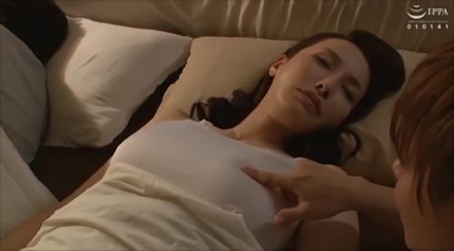 『熟女』淋しく自慰をしている恵理、そこに義息がこっそり忍び込んできてしまう、「親父の代わりに俺が慰めてあげる」親子でこんなふしだらな関係は！