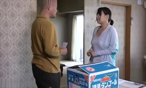 『ヘンリー塚本』それがジレンマの人妻なら尚更で、矯飾の下はいつものことながらメスの匂いムンムン、下着はいつだって湿っているという具合だ。そんなオン！