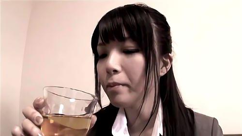 『声我慢』「こんなんで感じるわけねえ、」しかし男の手によってマ○コを貪るようにかき回されると…次第に身体がリアクションしはじめる…、口では否！
